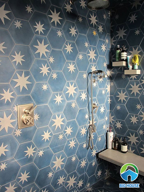 Gạch bông lục giác màu xanh ốp tường nhà tắm